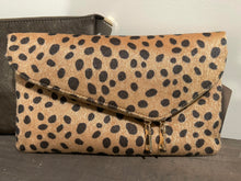 Load image into Gallery viewer, Cheetah Print Party Clutch